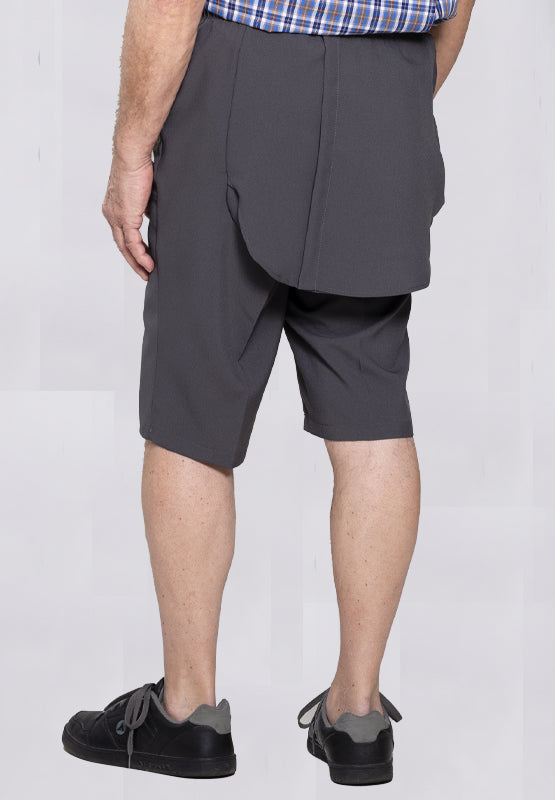 Introducing our versatile and stylish adaptive bermuda shorts for men! With a large back that closes with metal snaps, these shorts provide a comfortable and adaptive fit. Made with machine-washable polyester, they are perfect for summer wear. Upgrade you