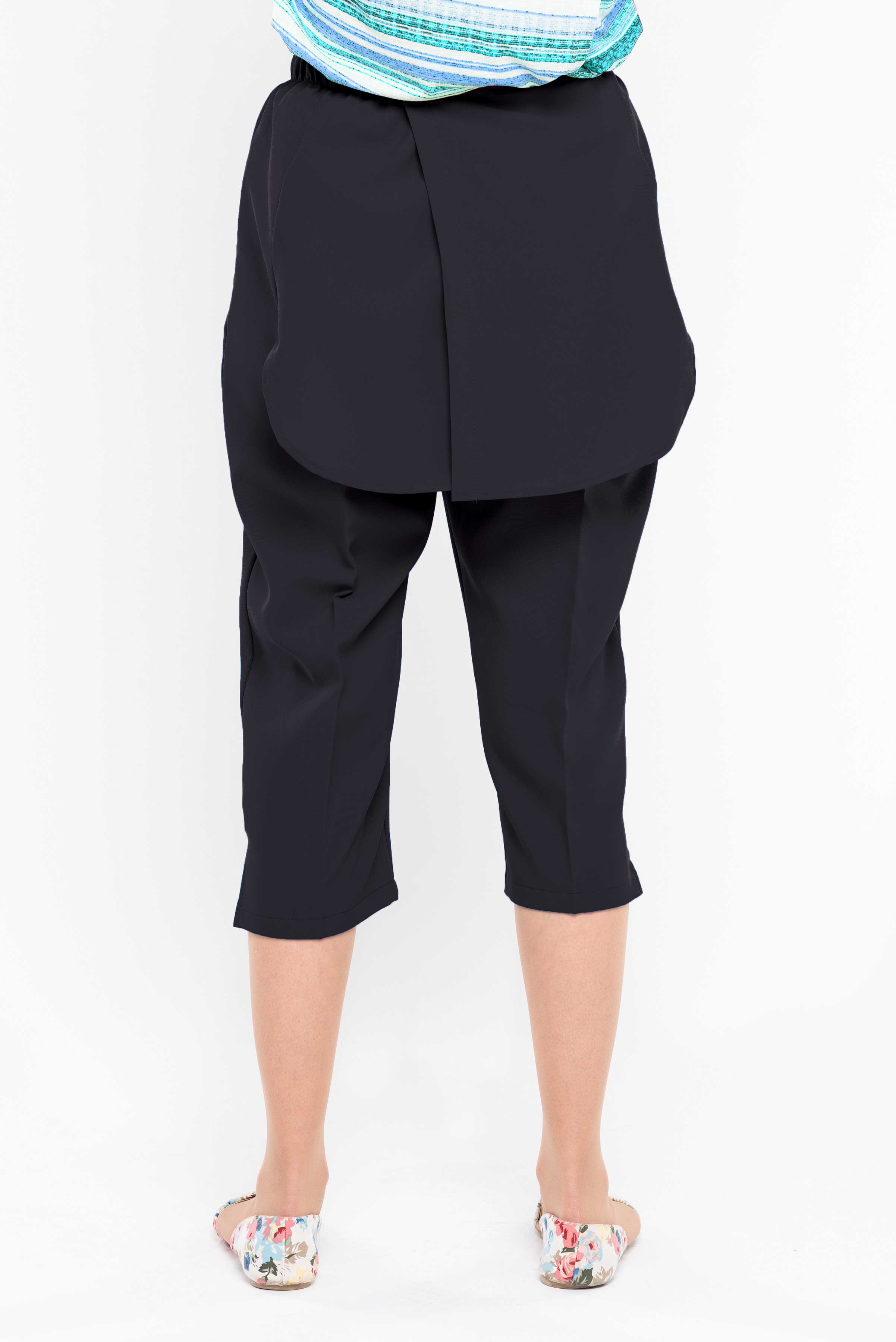 Stay cool and comfortable this summer with our adaptive capri. With a unique rear opening and dual panels to cover undergarments, this capri is perfect for warm weather. Made of machine-washable polyester, it's easy to care for and will keep you looking s