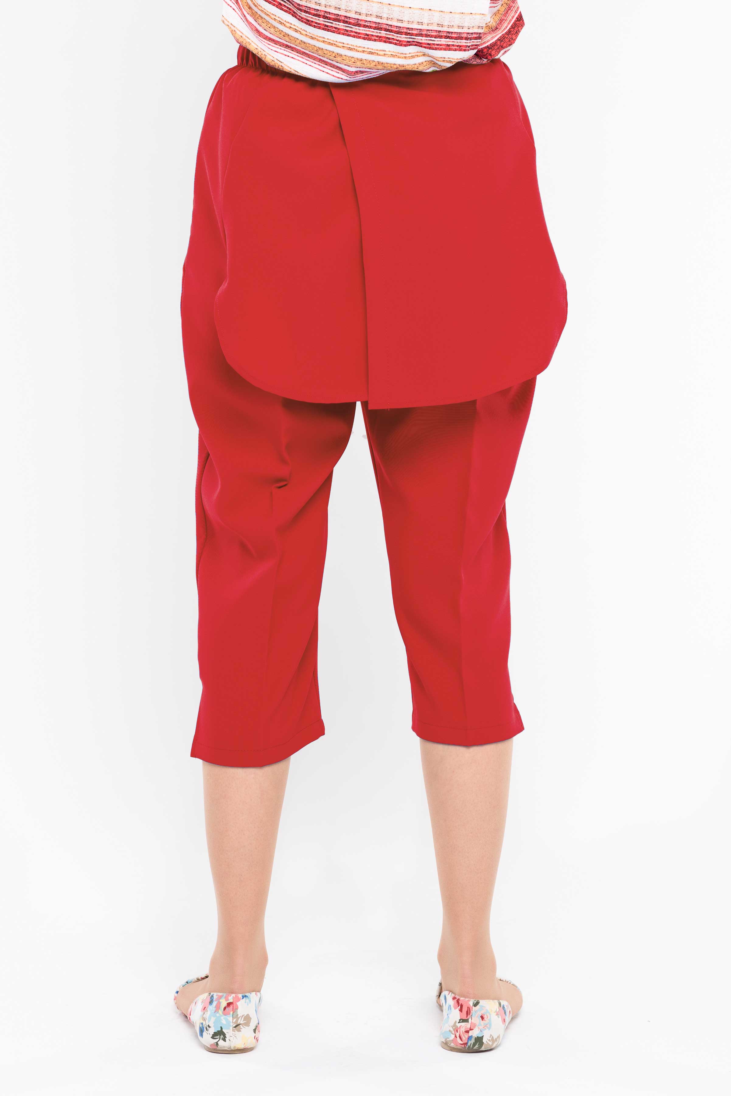 Stay cool and comfortable this summer with our adaptive capri. With a unique rear opening and dual panels to cover undergarments, this capri is perfect for warm weather. Made of machine-washable polyester, it's easy to care for and will keep you looking s