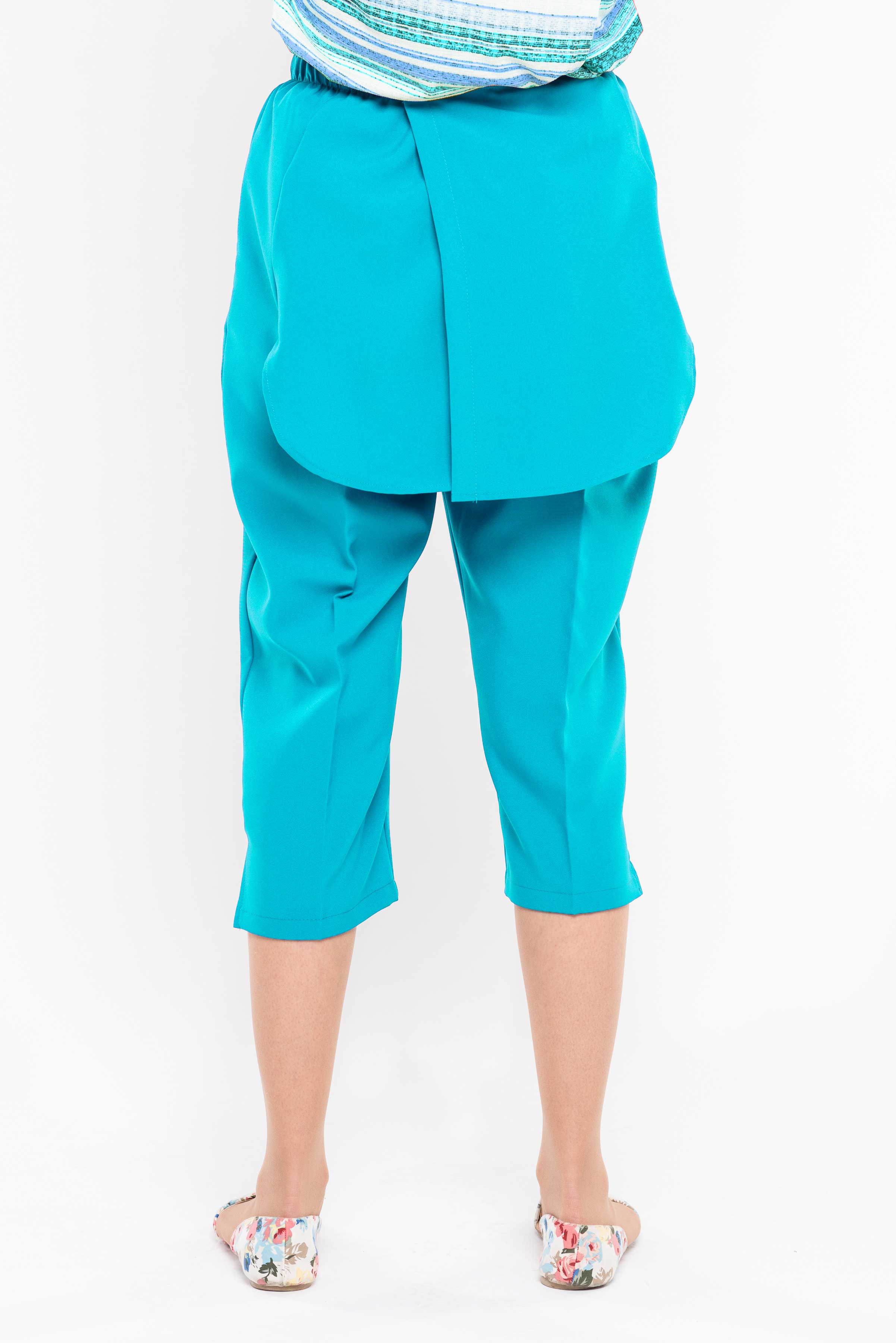 Stay cool and comfortable this summer with our adaptive capri. With a unique rear opening and dual panels to cover undergarments, this capri is perfect for warm weather. Made of machine-washable polyester, it's easy to care for and will keep you looking s