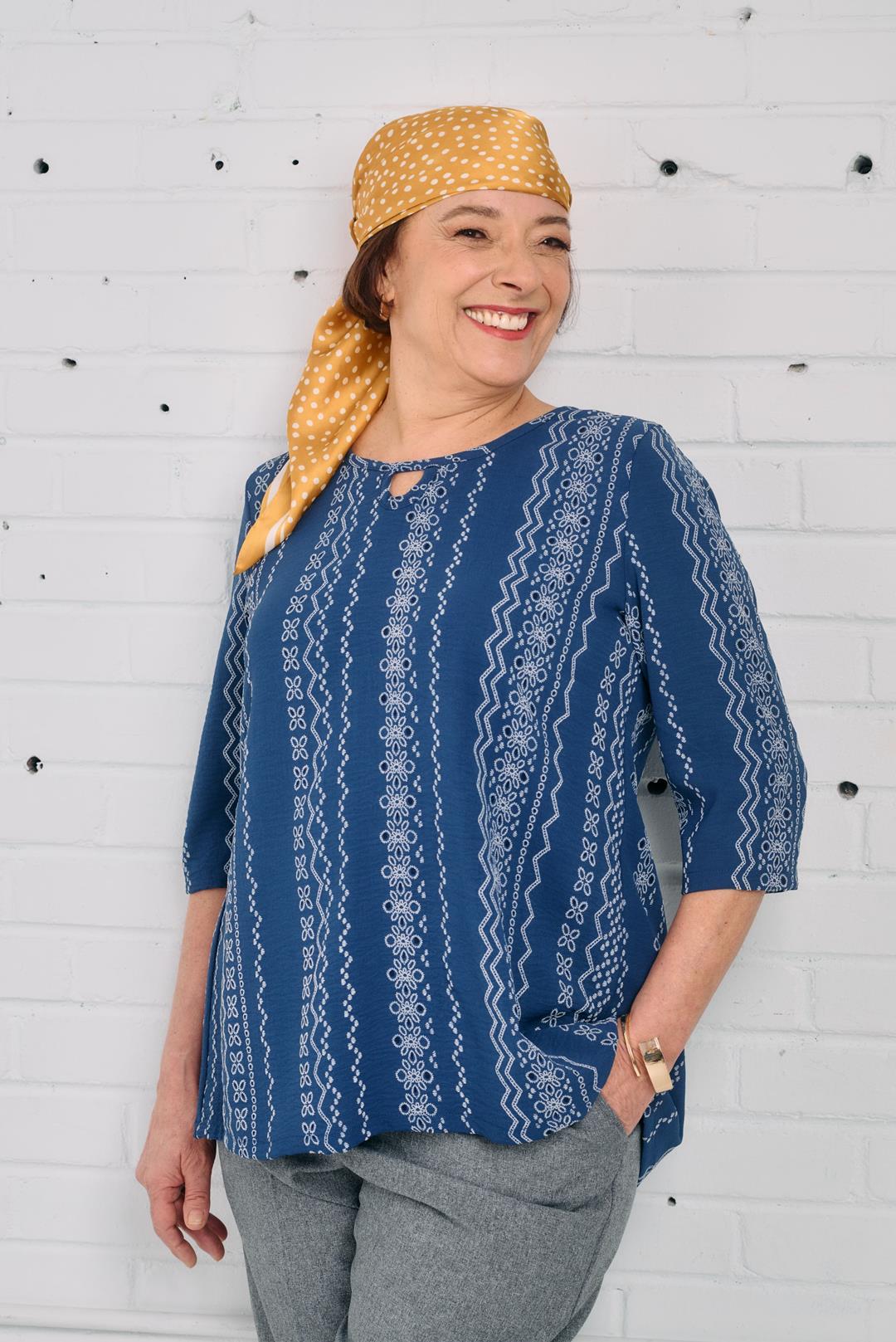 1RT352-2D117N-Adaptive blouse, lovely keyhole detail, 3/4 sleeves