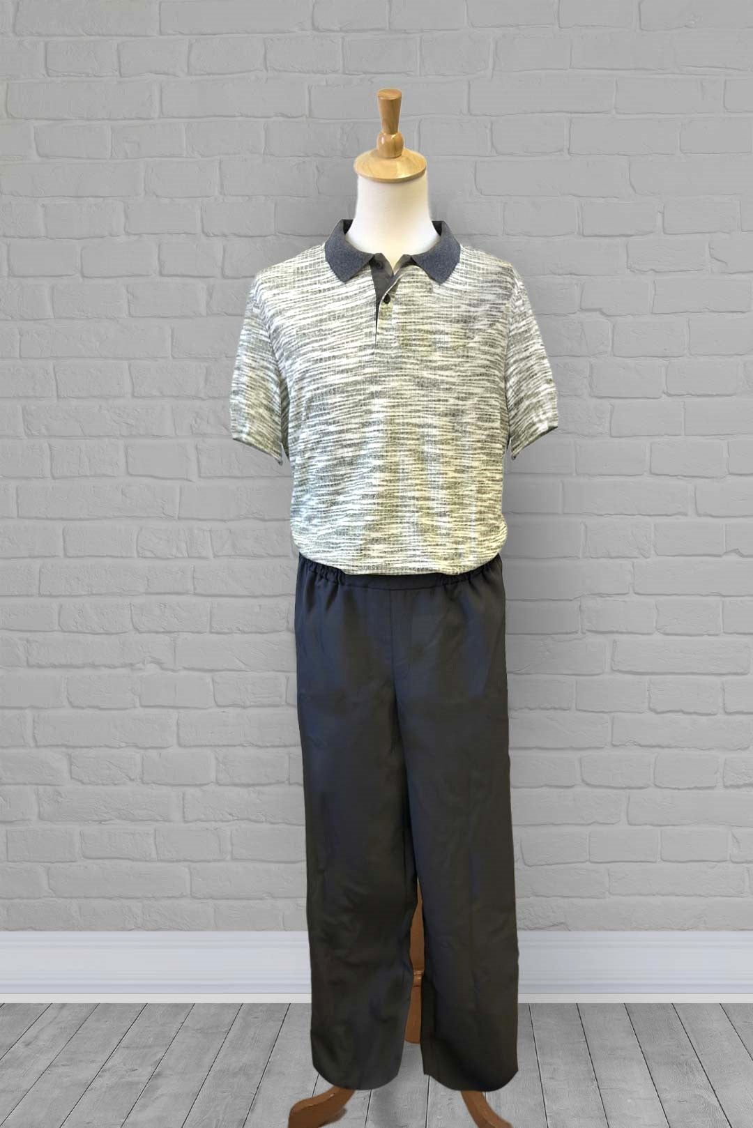 Adaptive jumpsuit for men. This dignity suit is designed to give the impression that the patient is wearing a top and pants. Can be worn during the day. The back closure prevents the patient from undressing. Combo of pattern and solid color. Machine-washa