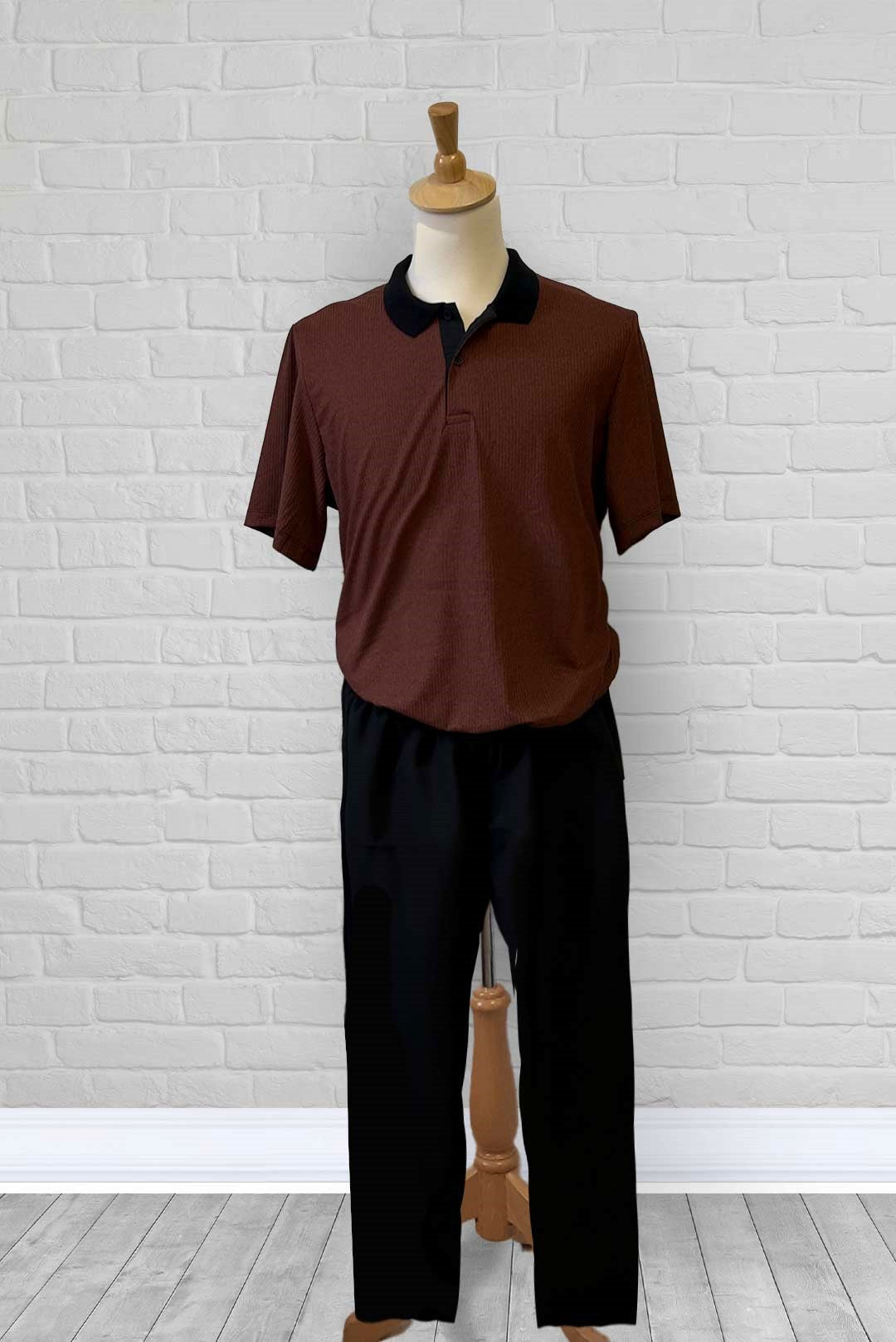 Adaptive jumpsuit for men. This dignity suit is designed to give the impression that the patient is wearing a top and pants. Can be worn during the day. The back closure prevents the patient from undressing. Combo of pattern and solid color. Machine-washa