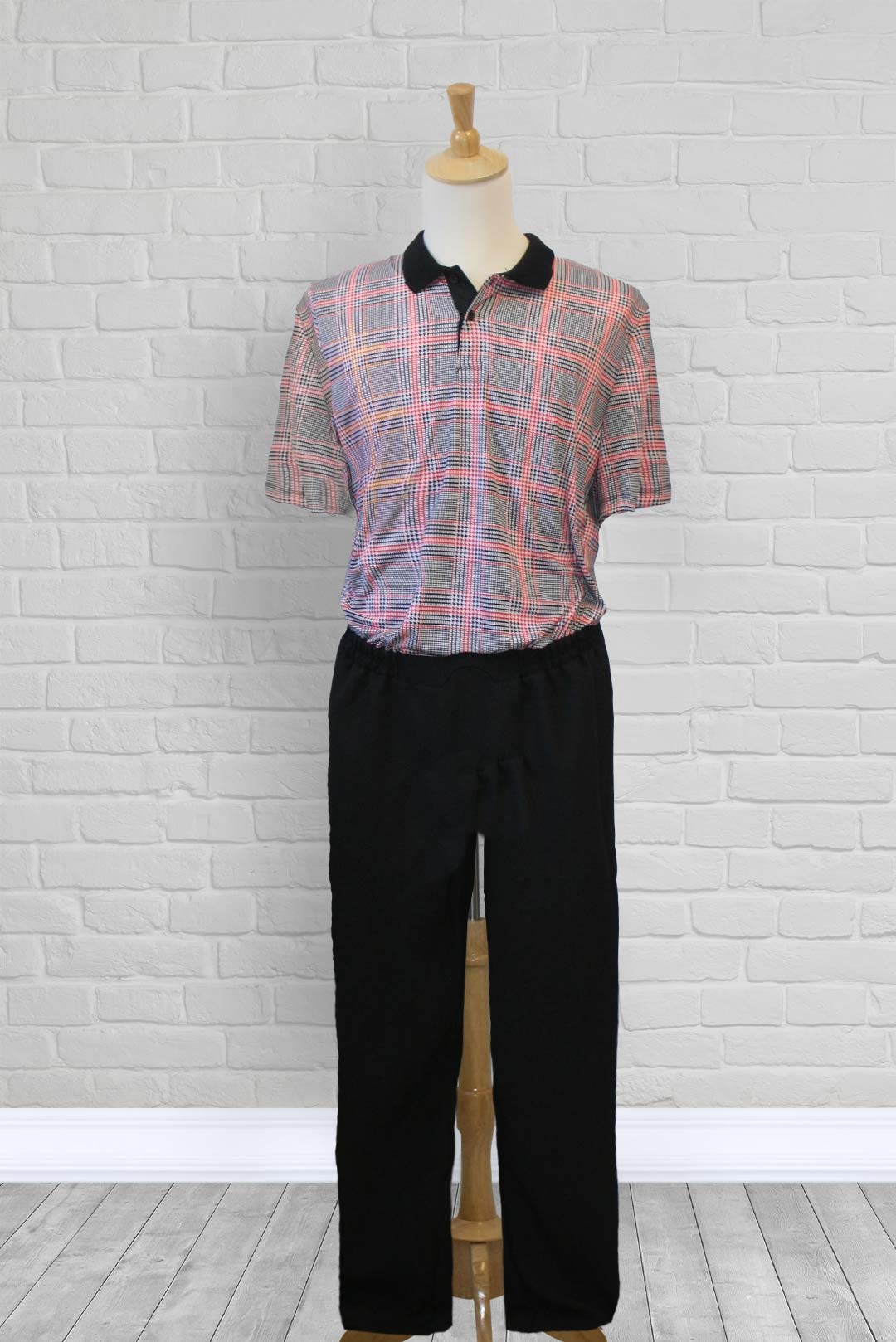 Adaptive jumpsuit for men. This dignity suit is designed to give the impression that the patient is wearing a top and pants. Can be worn during the day. The back closure prevents the patient from undressing. Combo of pattern and solid color. Machine-washa