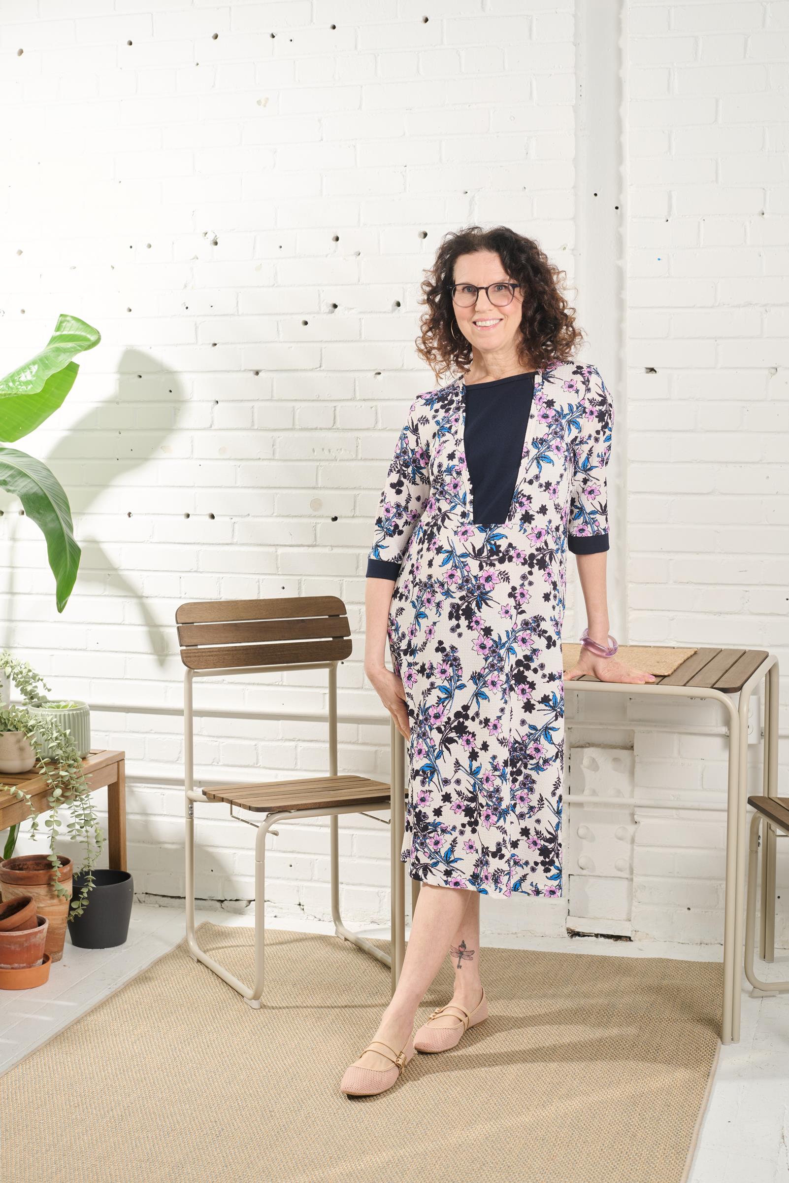 This adaptive dress is designed with 3/4 sleeves, a beautiful floral pattern, and an open back for easy dressing. Metal snaps ensure a secure fit, making it perfect for those with limited mobility. Stay stylish and comfortable with this versatile dress.