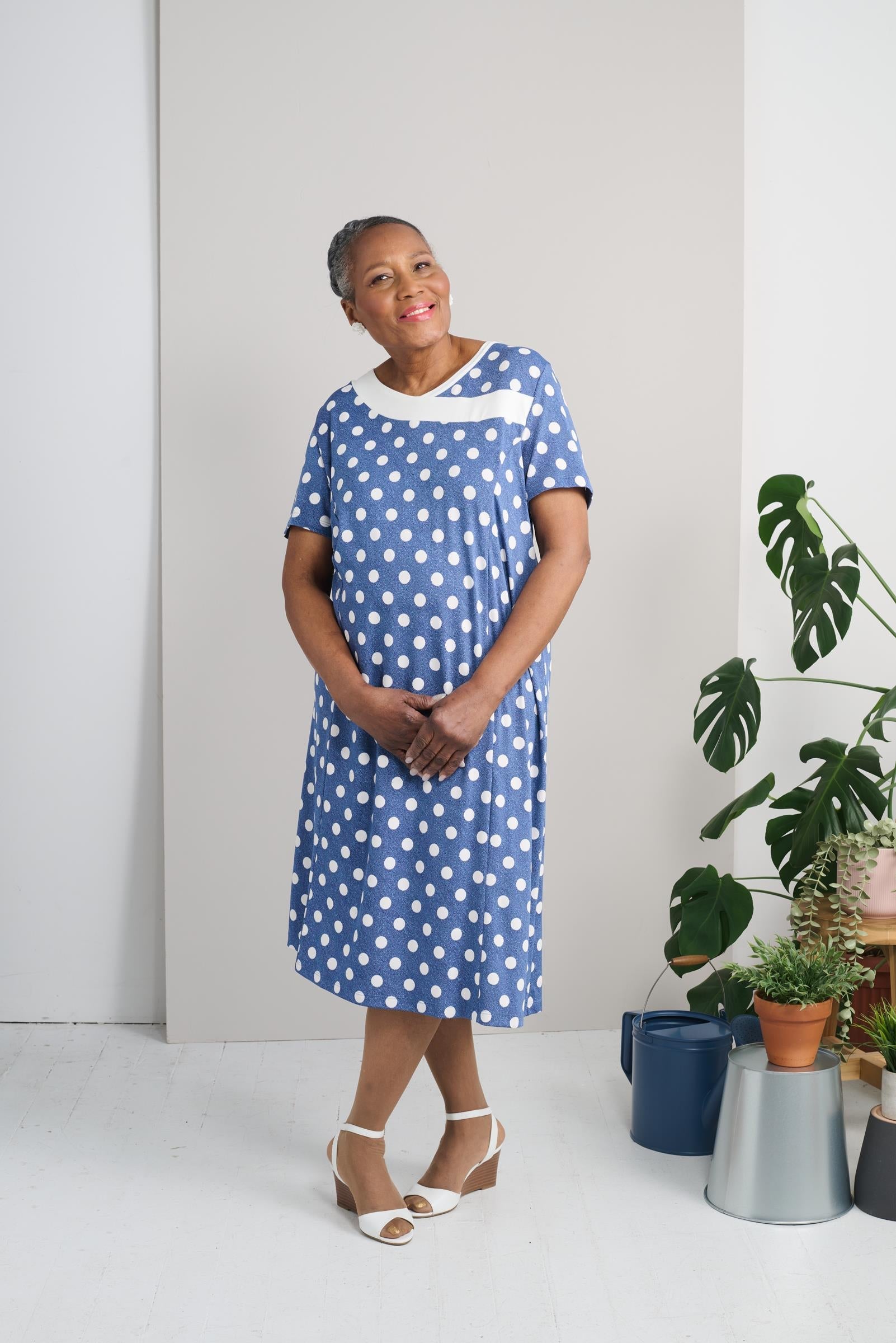 This adaptive dress is designed specifically for your comfort. Made from stretch knit material, it allows for optimal mobility while retaining its shape. Its denim color and polka dot pattern provide a stylish touch, while the large opening and metal shou
