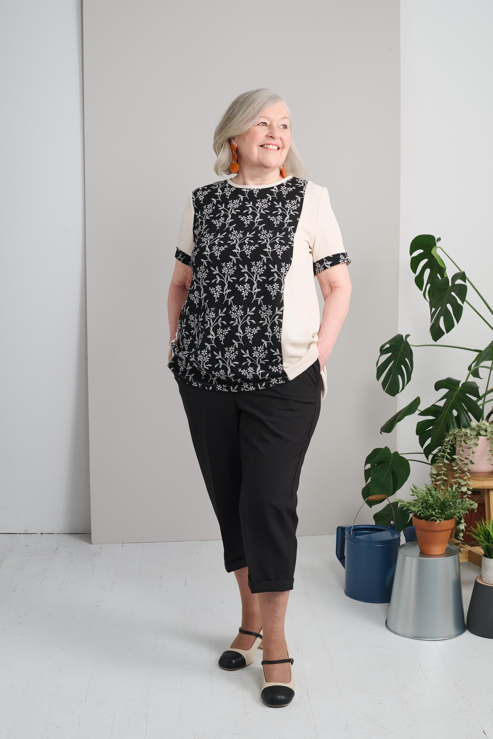 This adaptive blouse is designed to provide comfort and ease of wear. The short sleeves and light-weight fabric make it perfect for any occasion. The beautiful flower pattern adds a touch of style and elegance to this versatile top. Perfect for those look