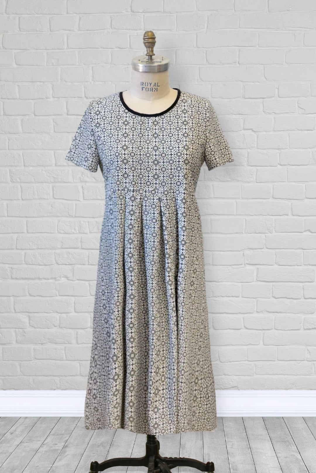 2DR832-2D153-Adaptive Dress, Short Sleeves, Box Pleat
