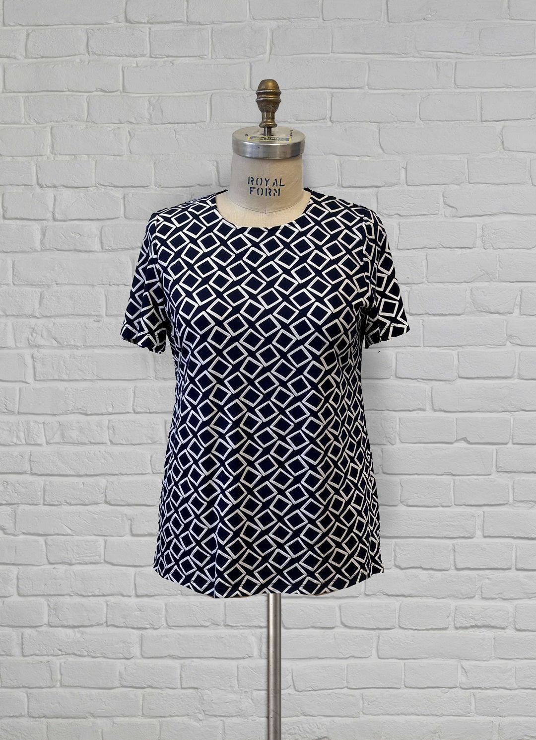 2DT395-2D148-Adaptive Basic Top with a square neckline